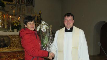 Bild: ubb
Waltraud Konrad freute sich sehr über die Urkunde und die netten Worte von Pfarrer Roeb.