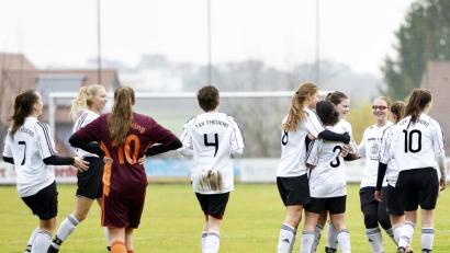 Bild: Ziegler
Viermal hatten die jungen Spielerinnen des TS'V Theuern am Sonntag vormittag Gelegenheit zum kollektiven Torjubel, hier nach dem 2:0 durch Kapitänin Cennet Oruc in der 34. Spielminute, während Sabrina Groß vom SV Wilting (links vorne) enttäuscht die Hände in die Hüften stützt.