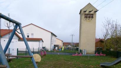 Bild: rn
Quer durch die Wohnbereiche "Hinterer Rücken" und US-Siedlung (ehemals Firma Kalb) verläuft eine 20 KV-Leitung. Der SPD-Stadtrat fordert sich Erdverkabelung.