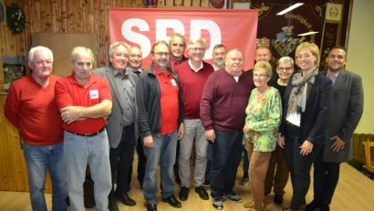 Bild: hcz
Das sind die Genossen der SPD-Weiden-West mit den Ehrengästen. Der alte und neue Vorsitzende ist Herbert Hammer (Sechster von rechts), sein neuer Stellvertreter ist Manfred Weiß (Achter von rechts).