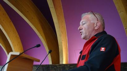 Bild: hou
Aus Oberbayern angereist: Albert Metsch von der Feuerwehr Wolfratshausen. Der 49-Jährige leitete den Hubschraubereinsatz, als es auf einem Alpenberg hoch über Kochel am See am Neujahrstag 2017 zu einem ausgedehnten Flächen- und Waldbrand kam. Zehn Helikopter mit mit über 800 Wasserladungen waren dabei im dreitägigen Einsatz.