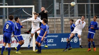 Bild: Büttner, Gerhard
Der Etzenrichter Torwart Michael Heisig klärt in dieser Szene vor dem Weidener Fabian Helleder (Mitte/weißes Trikot). Die SpVgg SV gewann das Nordoberpfalzderby mit 2:0.