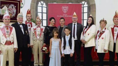Bild: Wolfgang Steinbacher
Bei der Vorstellung: Von links Christian Kellner, Manfred Enders, Michael Gradl, Ehrenpräsident Franz Kick, die Prinzenpaare Daniela I. und Stefan I. (hinten) sowie Lena I. und Leon I. (vorn), Michael Göth, Tanja Richthammer, Betty Lebe und Ernst Makitta.