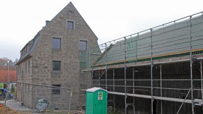 Bild: nm
Noch sind der Granitbau und der daneben stehende Schuppen eine Baustelle, und das Klo steht aktuell im Hof. Schon bald ziehen aber Mieter in das markante Gebäude der Gemeinde ein. Nur die Räume im zweiten Stock sind noch zu haben.