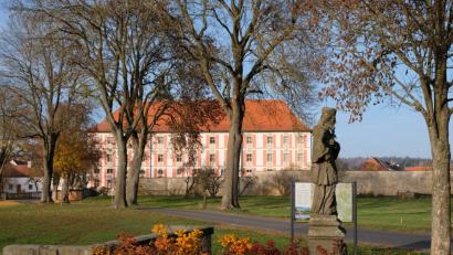 Bild: do
Helle Leuchten werden künftig die „Finsternis“ an der südlichen Klosterzufahrt beenden. Geplant sind zwischen dem „Nepomuk“ und dem Klosterhof vier Straßenleuchten.
