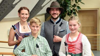 Bild: bgm
Prinzessin Andrea I. vom Bildungswerk und Prinz Maximilian I. von der Technikschmiede (hinten) sowie das Kinderprinzenpaar mit David I. und Lena II. werden den Verein Neustädter Faschingszug durch eine acht Wochen währende Faschingssaison führen.