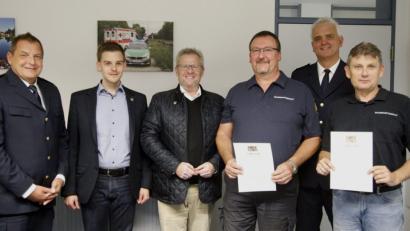 Bild: Hirsch
Inspektionsleiter Armin Kott (Zweiter von rechts) und sein Kollege Dieter Jäger (links) ehrten die „Sicherheitswachtler“ Thomas Faderl (rechts) und Christian Reinhardt (Dritter von rechts). Oberbürgermeister Andreas Feller (Mitte) und sein Mitarbeiter Stefan Schamberger gratulierten.