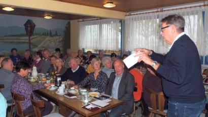 Bild: e
Manfred Sulima (rechts) gehörte zu den Referenten im Seniorenforum. Bürgermeister Roland Strehl (links daneben sitzend) und Barbara Hernes (Dritte von rechts) berichteten ebenfalls Neues.