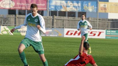 Bild: gb
Der SV Mitterteich unterlag am Samstag dem abstiegsgefährdeten TSV Kornburg völlig unnötig mit 0:1. Hier bleibt Marco Kießling (links) an Gästespieler Emmanuel Burgutzidis hängen.