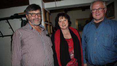 Bild: frd
Anton Grauvogl (links) steht weiterhin an der Spitze der "Humanitären Hilfe für die Ukraine aus Bayern". Im Vorstandsgremium stehen ihm die neue Schriftführerin Betty Reil sowie stellvertretender Vorsitzender Alois Reil (rechts) zur Seite. Nicht auf dem Bild befindet sich Schatzmeisterin Melitta Grauvogl.