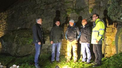 Bild: nm
Vor einem Jahr gab es bereits einmal eine Probebeleuchtung bei der Granitmauer am Ortsplatz. Die Lichtstimmung machte Eindruck. Jetzt kommt es zu einer dauerhaften Lösung.