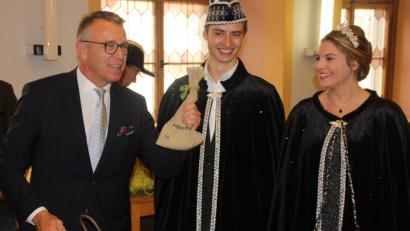 Bild: kro
Bürgermeister Franz Stahl überreicht den Stadtschlüssel und den Stadtsäckel an das neue Prinzenpaar.