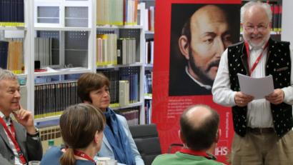 Bild: Thomas Dobler
Im Beisein des stellvertretenden Landrats MdL Joachim Hanisch (links) und der Zweiten Bürgermeisterin der Großen Kreisstadt, Ulrike Roidl (Dritte von links), trug Buchautor Alfred Wolfsteiner seine Gedanken zum Jesuiten und Hitlergegner Pater Augustin Rösch vor. Anlass war die Vorstellung einer neuen Rösch-Biografie von Wolfsteiner am Wochenende in der Stadtbibliothek.