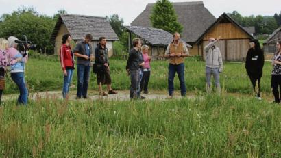 Bild: jrh
Studenten aus Amberg und Pilsen verschaffen sich mit Stefan Wolters (Vieter on rechts) einen Überblick über den Drehort Geschichtspark Bärnau.