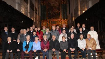 Bild: ads
Die Jubelpaare aus der Pfarrei St. Georg erneuern ihr Eheversprechen. Auf dem Bild sind die Frauen und Männer zu sehen, deren Hochzeit bereits mindestens fünf Jahrzehnte zurückliegt. Dekan Markus Brunner (rechts) spendet den kirchlichen Segen.