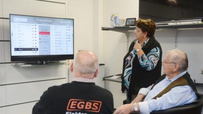 Bild: Gabi Schönberger
Die Umstellung des analogen Fernsehempfangs per Kabel auf digitale Technik beschäftigt derzeit nicht nur Servicemitarbeiter, sondern auch die Experten in den Geschäften für Unterhaltungselektronik. So erklärt Jürgen Gebhard dem Ehepaar Johann und Marga Witt den Sendersuchlauf.