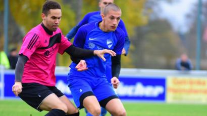 Bild: Schrems
Anthony Hofweller (links) und der FC Tirschenreuth waren am Wochenende zum Nichtstun gezwungen. Spitzenreiter Kickers Selb sagte die Begegnung kurzfristig ab.