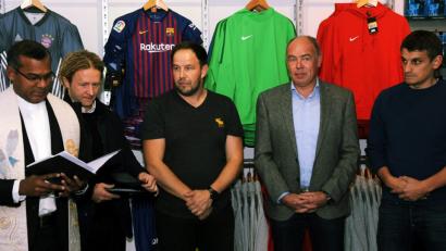 Bild: gfr
Pater Thomas, Pfarrer Bernd Schindler, Filialleiter Christian Farago, Bürgermeister Roland Strehl und Geschäftsführer Martin Rietzler (von links) bei der Ladeneröffnung in Haselmühl.