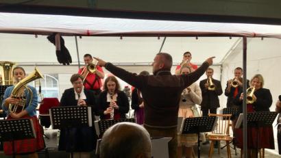 Bild: privat
Mit vollen Körpereinsatz motivieren die Dirigenten ihre Blasmusiker zu Höchstleistungen.