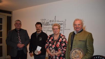 Bild: bnr
Auch dieses Jahr konnte Bürgermeister Richard Tischler (links) verdiente Bürger für ihre besonderen Leistungen auszeichnen. Mit dem "Pfreimder Gockel" wurde Josef Hägler für sein Engagement geehrt. Den Silbertaler erhielten Anna Zeitler und der Geflügelzuchtverein, vertreten durch Thomas Zwack (Zweiter von links).