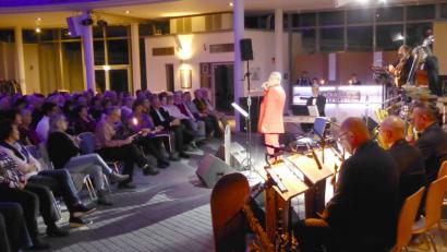 Bild: fsb
Galaabend im Innovision Center: Peter Wittmann, Sänger, Moderator und ein exzellenter Unterhalter, singt sich in die Herzen der Galagäste.