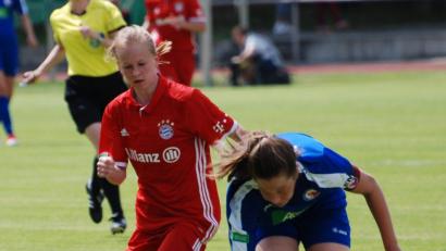 Bild: Werner Stinner
Laura Donhauser (links) wurde heuer mit dem FC Bayern München Deutsche Meisterin bei den B-Juniorinnen. Jetzt geht's bei der Weltmeisterschaft in Uruguay zur Sache.