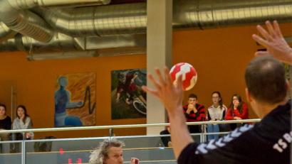Bild: gud
Ein Duell der Generationen: Jannik Uschold (rotes Trikot) vom HV Oberviechtach, einer der jüngsten Spieler der Bezirksliga Ost und Gerhard Schindler, sicherlich der älteste Spieler der Liga. Der Handballer von der Regensburger Turnerschaft feierte jüngst seinen 60. Geburtstag.