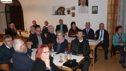 Bild: rpp
Mit großem Interesse verfolgen die Gäste Hans Walters Ausführungen zum dreißigjährigen Krieg in der Oberpfalz.