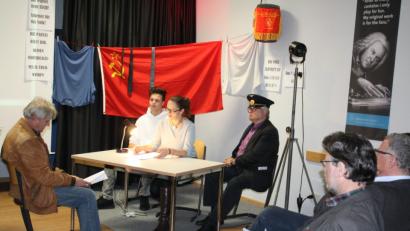 Bild: lg
Persönliche Erinnerungen, Spielszenen und Texte ließen die Zuschauer am Ortenburg-Gymnasium in die Situation nach dem Ende des Prager Frühlings eintauchen. In die gespielten Verhörszenen wurde auch das Publikum mit einbezogen.