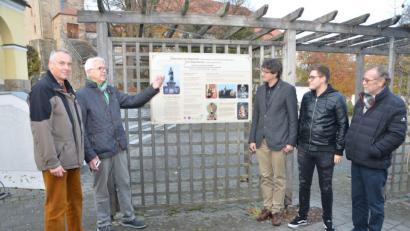 Bild: dob
An der Pergola auf dem Kirchplatz ist eine Nepomuk-Tafel angebracht. Martin Koppmann, Rainer Christoph, Uli Münchmeier, Christoph Maier und Peter Staniczek (von links) stellen sie der Öffentlichkeit vor.