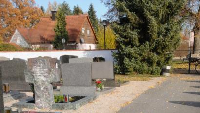 Bild: bey
Die Risse im Hauptweg zum Eingang zur Leichenhalle sind unübersehbar und sollen im kommenden Jahr beseitigt werden, wenn die sntsprechende Firma in Schwarzenbach einen anderen Auftrag ausführt.