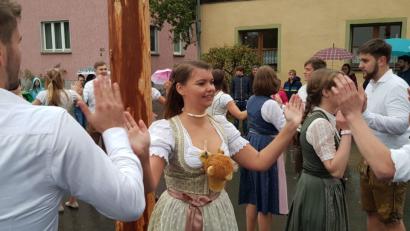 Bild: ads
Wegen des widrigen Wetters wird der Atzmannsrichter Kirwabaum mit einem verkürzten Programm ausgetanzt.