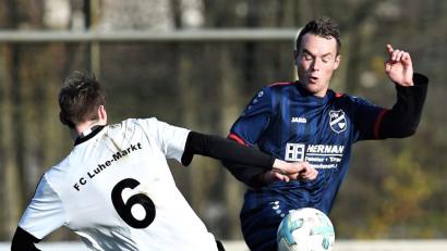 Bild: Büttner
Auch die DJK Irchenrieth konnte den Siegeszug des FC Luhe-Markt nicht stoppen. Der Tabellenführer gewann klar mit 3:0 und hat nun bereits sieben Punkte Vorsprung. In dieser Szene versucht der Luher Philipp Lindemann (links) den Gästespieler Marco Wurdack auszubremsen.