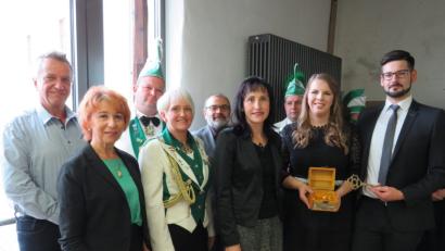 Bild: adj
Gemeinsam freuen sich zweite Bürgermeisterin Lydia Ebneth, Vorsitzende Verena Hoch und Bürgermeisterin Tanja Schiffmann (vorne, von links) über die Regentschaft von Prinz Michael VI. und Prinzessin Theresa I. (vorne, von rechts).