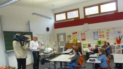 Bild: hah
Lehrer und Schüler der Lauterachtal-Grundschule Hohenburg werden beim Unterricht gefilmt. Das Thema der Stunde: Photovoltaik.