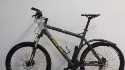 Bild: Polizei
Nicht nur gestohlen, sondern auch noch einen Platten: Eines der sichergestellten Fahrräder, das noch keinem Eigentümer zugeordnet werden konnte.