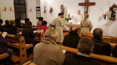 Bild: gi
Pfarrer Josef Most feiert in der Kapelle den Festgottesdienst.