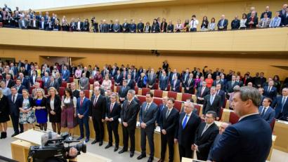 Bild: Matthias Balk/dpa
Markus Söder (rechts) bei der Vereidigung des bayerischen Kabinetts.