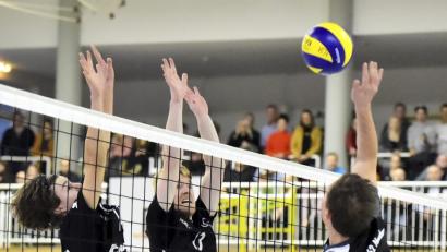 Bild: Hubert Ziegler
Netzangriff des Neuburger Außenangreifers Christoph Reiter (rechts) gegen den Amberger Zweierblock, gestellt vom jungen Zuspieler Marco Nanka (links hinten) und Mittelblocker Florian Wachler (rechts hinten).