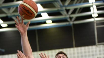 Bild: Alfred Schwarzmeier
Die Hamm Baskets (im Bild Jan Selinger) landeten einen knappen, aber dafür um so wichtigeren Sieg in Breitengüßbach.