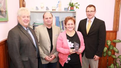 Bild: njn
Den Ehrenpreis der Europa-Union überreichte Peter Preisinger (links) stellvertretend für die Mikroregion Konstantinsbad an Schulleiterin Eva Kalistová (zweite von rechts). Mit auf dem Bild (von links) Konrektor Petr Wenzl und der Geschäftsführer der Steinwald-Allianz, Martin Schmid.