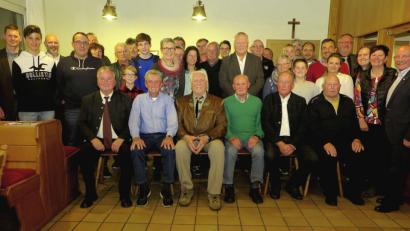 Bild: Hirsch
Vorsitzender Reinhard Mieschala (rechts) zeichnete langjährige Mitglieder des FC Schwandorf aus. Darunter auch die Altersjubilare Günther Pöhlmann, Karl-Heinz Brandl, Johann Hehberger, Paul Dambock, Helmut Mischke und Richard Söllner (sitzend von links)