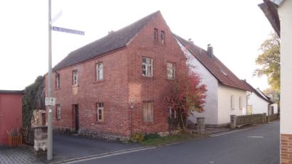 Bild: ak
Die Stadt will das Backsteinhaus in der Kaibitzer Ortsmitte ersteigern.