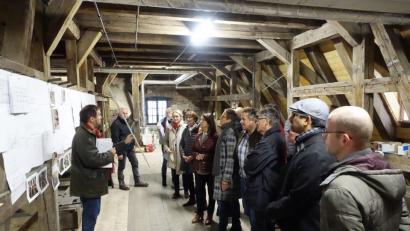 Bild: wd
Stefan Landgraf erklärt den Mitgliedern des SPD-Ortsvereins Stadtmitte, der SPD-Stadtratsfraktion und einigen weiteren Bürgern die Besonderheiten des 33 Meter langen, 17,3 Meter breiten und 13,1 Meter hohen Dachstuhls des Alten Rathauses. Die Gesamtsanierung des Hauses ist auf 1,5 Millionen Euro veranschlagt.
