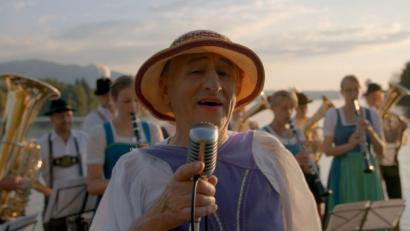 Bild: BR Fernsehen
Noch immer extravagant. Wenn Georg Ringsgwandl seiner Kunst nachgeht, schlüpft er – wie schon in jungen Jahren – in Frauenkleider und trägt Lippenstift auf. Bieder wollte der bald 70-Jährige auf der Bühne noch nie sein.