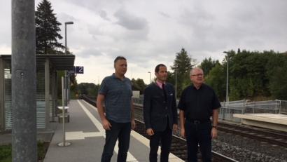 Bild: exb
Den Lärmschutz an der Bahnstrecke Hof-Regensburg im Blick haben Bundestagsabgeordneter Albert Rupprecht, Pechbrunns Bürgermeister Ernst Neumann und 2. Bürgermeister Josef Hollmann (von links), hier bei einem Ortstermin auf dem Pechbrunner Bahnhof.
