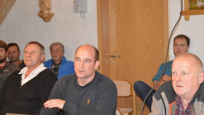 Bild: bej
Ingenieur Alexander Diem (Mitte) vom gleichnamigen Büro aus Lappersdorf erläuterte die Einzelheiten zum Feuerwehrbedarfsplan der Gemeinde Thanstein.