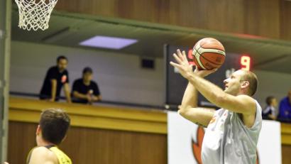 Bild: Büttner
Vlady Krýsl (rechts) steuerte 20 Punkte zum Neustädter Sieg in Würzburg bei. Der Tscheche war damit bester Schütze aufseiten der DJK.