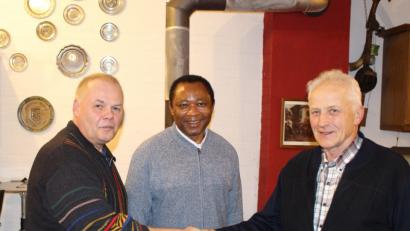 Bild: ema
Erster Vorsitzender Johann Kiendl (rechts im Bild) und der neue Vorsitzende Pfarrer Dr. Cyprian Anyanwu (Mitte) bedankten sich bei Referent Michael Welnhofer (links im Bild) für den interessanten Vortrag.