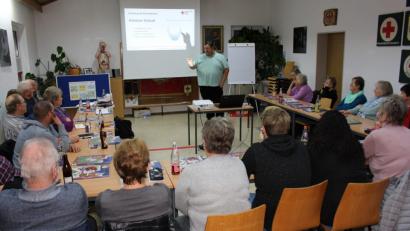 Bild: njn
Helmut Zeiter (stehend) vom BRK-Kreisverband ging bei der Monatsversammlung der BRK-Bereitschaft auf das Thema "Schock" ein.